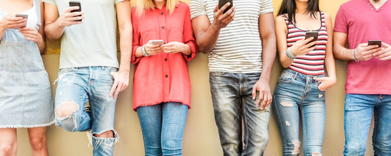 Eine Gruppe junger Leute mit dem Smartphone