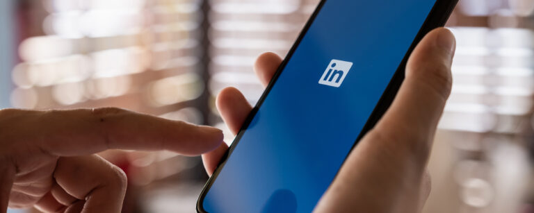 Smartphone mit dem Screen von Linkedin