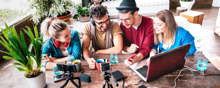 Eine Gruppe junger Leute bei der Erstellung von Content für den Social Media Bereich