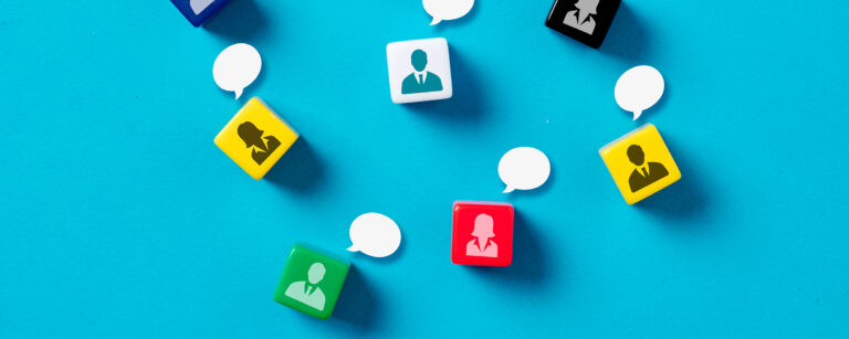 Community-Management visuell dargestellt mit Holzfiguren und Sprechblasen