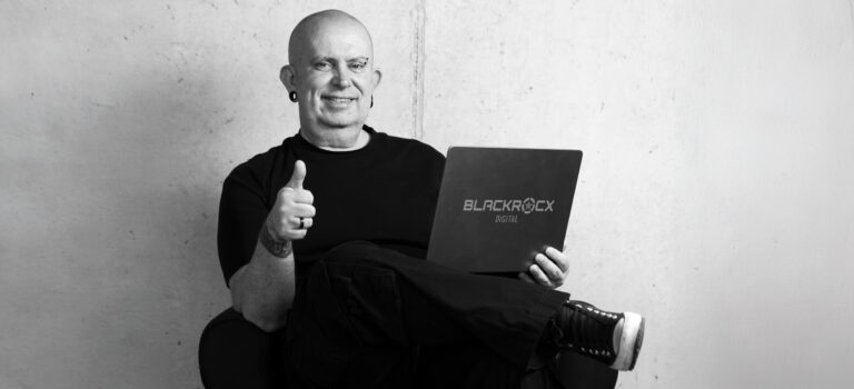 Walter Mlcak sitzend mit seinem Laptop und Daumen hoch