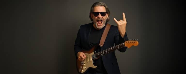 Ein Altrocker im Sakko und E-Gitarre