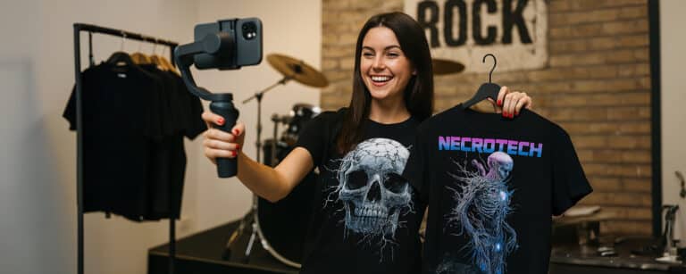 Eine junge Nano-Influencerin die T-Shirts präsentiert.